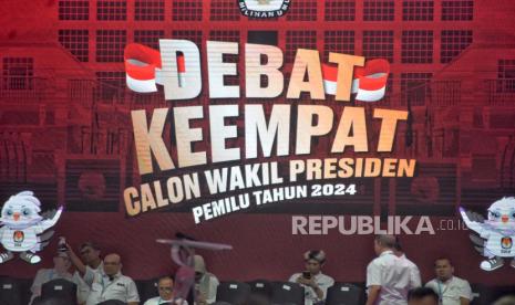 Persiapan debat keempat Cawapres 2024 di JCC, Senayan, Jakarta, Ahad (21/1/2024).