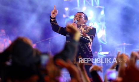 Penyanyi Didi Kempot menyanyikan lagu ciptaannya untuk menghibur 