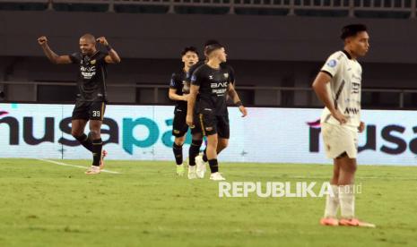 Pesepak bola Dewa United Alex Martins (kiri) berselebrasi usai mencetak gol ke gawang Persija Jakarta dalam lanjutan BRI Liga 1 di Stadion Pakansari, Kabupaten Bogor, Jawa Barat, Sabtu (8/2/2025). Dewa United mengalahkan Persija Jakarta dengan skor 2-1. Gol Dewa United dicetak Alex Martins Ferreira di menit ke-75 dan 98. Satu gol Persija dicetak Gustavo Almeida pada menit ke-79.