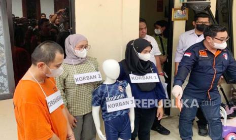 Polres Metro Jakarta menggelar rekontruksi kasus kekerasan dalam rumah tangga dan pembunuhan terhadap empat anak dengan tersangka Panca Darmansyah di rumah kontrakan di kawasan Jagakarsa, Jakarta Selatan, Jumat (29/12/2023). 