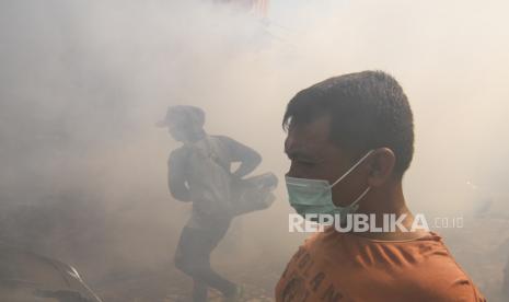 Pengasapan (fogging) untuk mencegah wabah demam berdarah dengue (DBD). Seorang balita berusia dua tahun di Tasikmalaya, Jawa Barat meninggal akibat DBD.