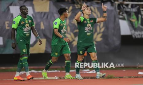 Pesepak bola Persebaya Surabaya Bruno Moreira (kanan) berselebrasi bersama rekan setimnya Flavio Silva (kiri) dan Malik Risaldi (tengah) usai mencetak gol ke gawang PSBS Biak pada pertandingan BRI Liga 1 di Stadion Gelora Bung Tomo, Surabaya, Jawa Timur, Sabtu (15/2/2025). Persebaya Surabaya mengalahkan PSBS Biak dengan skor 1-0. Gol kemenangan Persebaya dicetak Bruno Moreira Soares di menit ke-54.