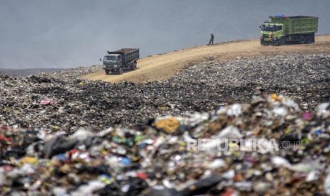 Sejumlah truk antre untuk menguruk tanah di TPA Sarimukti, Cipatat, Kabupaten Bandung Barat, Selasa (12/9/2023). Pemerintah Provinsi Jawa Barat melanjutkan status tanggap darurat bencana kebakaran TPA Sarimukti yang tidak kunjung padam sejak 23 hari lalu. Status tersebut akan diberlakukan hingga 25 September mendatang.