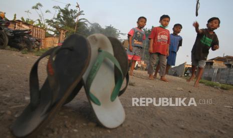 Temani Anak Bermain Bantu Orang Tua Kurangi Stres. Sejumlah anak bermain permainan tradisional boi-boian saat ngabuburit dengan memainkan permainan (dolanan) tradisional anak di Kampung Dolanan, Surabaya, Jawa Timur, Rabu (21/4/2021). Kegiatan ngabuburit dolanan tersebut bertujuan untuk melestarikan permainan tradisional sekaligus menunggu datangnya waktu berbuka puasa. 