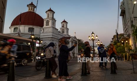 Sejumlah pengunjung menikmati suasana senja di sekitar GBIP Immanuel atau Gereja Blenduk di tengah pandemi COVID-19 di Kawasan Kota Lama Semarang, Jawa Tengah, Senin (27/7/2020). Berdasarkan data dari Satgas Penanganan COVID-19 per 27 Juli 2020, kasus positif COVID-19 di Indonesia telah mencapai 100.303 kasus, dimana 58.173 orang dinyatakan sembuh dan 4.838 orang meninggal dunia. Data tersebut menempatkan Indonesia menjadi negara dengan kasus COVID-19 tertinggi keempat di Asia. 