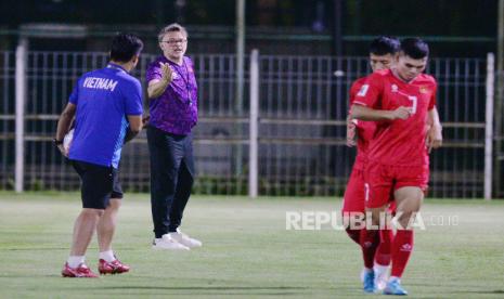 Pelatih timnas Vietnam Philippe Troussier memimpin sesi latihan (ilustrasi).