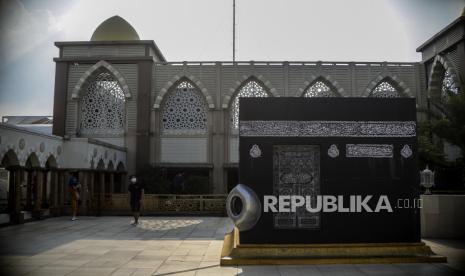 Warga melihat miniatur Kabah di Masjid Nurul Iman Blok M. Beredar Identitas Pelaku Tempel QRIS Palsu di Kotak Amal Masjid, Karyawan BUMN?