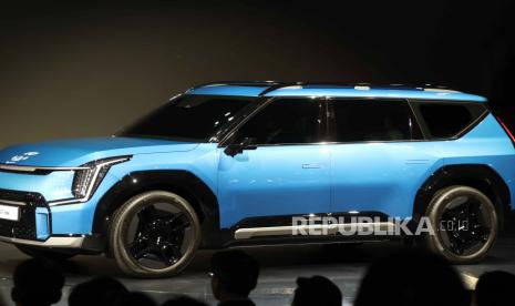 SUV Kia EV9 all-electric dipamerkan untuk pertama kalinya di Seoul Mobility Show 2023 selama acara media day di KINTEX di Goyang, Korea Selatan,  kamis (30/3/2023).