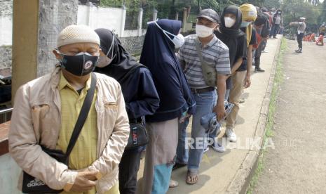 Anggota Komisi IX DPR Rahmad Handoyo meminta pemerintah memperbanyak lokasi vaksinasi hingga ke tingkat RW. Ini untuk menyukeskan target vaksinasi di tengah pembatasan mobilitas masyarakat dengan menerapkan PPKM Darurat. (Foto: Ilustrasi warga antre untuk mengikuti vaksinasi COVID-19 massal d Polres Bogor)