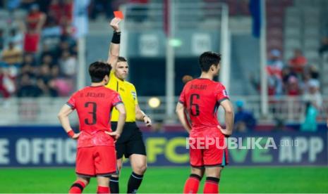 Pesepak bola Timnas U-23 Korea Selatan Lee Young Jun mendapat kartu merah saat melawanTimnas U-23 Indonesia pada babak perempat final Piala Asia U-23 2024 di Stadion Abdullah bin Khalifa, Doha, Jumat (26/4/2024) dini hari. Indonesia melaju ke semifinal Piala Asia U23 setelah mengalahkan Korea Selatan lewat babak adu penalti.