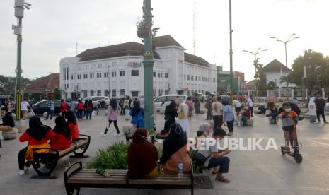 Wisatawan memadati kawasan titik nol Yogyakarta, Ahad (27/3/2022). Pekan terakhir sebelum Ramadhan pengunjung memadati kawasan wisata di Yogyakarta. Titik Nol Yogyakarta menjadi yang ramai dikunjungi sebagai tujuan akhir menghabiskan sore di Yogyakarta.