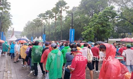 Suporter FIFA Matchday Indonesia Vs Argentina mulai antri masuk ke Stadion Utama Gelora Bung Karno, Senayan, Jakarta, Senin (19/6/2023). 