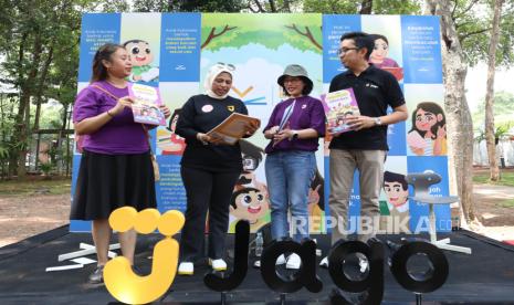 Komisaris Bank Jago Anika Faisal (kedua kiri) bersama dengan Head of Culture, Communication & Sustainability Bank Jago Maya Kartika (kedua kanan), Digital Product Lead Bank Jago Yusuf Aria Putera (kanan) dan People Partner Lead Bank Jago Ceti Prameswari berfoto bersama disela-sela acara peluncuran program Jagoan Baca dan talkshow bertajuk Jago Kelola Uang Sejak Dini di Jakarta, Ahad (27/10/2024). Bertepatan dengan Bulan Inklusi Keuangan, PT Bank Jago Tbk. (ARTO) mengenalkan program Jagoan Baca sebagai inisiatif meningkatkan literasi keuangan sejak dini melalui cerita pendek yang menarik dan inspiratif. 