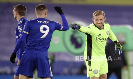 Penjaga gawang Leicester, Kasper Schmeichel, kanan, menyapa rekan setimnya Jamie Vardy saat pertandingan sepak bola Liga Utama Inggris antara Leicester City dan Southampton di Stadion King Power di Leicester, Inggris, Sabtu, 16 Januari 2021.