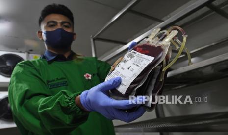 Petugas menunjukkan kantong berisi darah pendonor di ruang penyimpanan Palang Merah Indonesia (PMI) DKI Jakarta, Jakarta, Selasa (26/4/2022). Ketersediaan darah di PMI DKI Jakarta sepekan menjelang Hari Raya Idul Fitri mencapai sekitar 30 persen dari angka stok normal dan saat ini PMI setempat memacu ketersediaan darah dengan layanan ‘jemput bola’ melalui mobil pelayanan donor darah. 