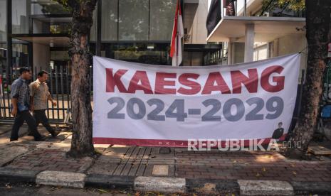 Pejalan kaki melintas didekat spanduk Kaesang 2024-2029 di Kawasan Mampang, Jakarta, Jumat (9/8/2024). Spanduk bertuliskan Kaesang 2024-2029 bermunculan di beberapa beberapa titik sudut Jakarta. Spanduk ini pun dikaitkan sebagai bentuk dukungan kepada Kaesang untuk maju dalam kontestasi pilgub Jakarta 2024. Nama Kaesang pun disebut-sebut  berpotensi menjadi pasangan Ridwan Kamil di Pilgub Jakarta mendatang.