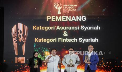 Sekjen MES Iggi Haruman Achsien (kedua kiri) berfoto bersama pemenang kategori asuransi syariah dan fintech syariah saat acara Anugerah Syariah Republika 2023 di Jakarta, Kamis (30/11/2023). 