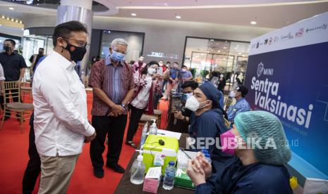 Menteri Kesehatan Budi Gunadi Sadikin (kiri) berbincang dengan tenaga kesehatan untuk vaksinasi COVID-19 di Mall Central Park, Jakarta Barat, Minggu (22/8/2021). Dalam kesempatan tersebut Budi Gunadi Sadikin mengunjungi pameran foto Bulan Kemerdekaan HUT-76 RI sekaligus meninjau sentra vaksinasi COVID-19 yang ada di pusat perbelanjaan itu. 