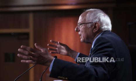 Ketua Komite Anggaran Senat Bernie Sanders, I-Vt., berbicara kepada wartawan ketika Demokrat berupaya untuk mengangkat batas utang dan menemukan cara untuk meloloskan agenda domestik Presiden Joe Biden, di Capitol di Washington, Rabu, 6 Oktober, 2021. 