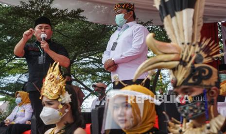 Pasangan bakal Calon Gubernur Sugianto Sabran (kiri) dan Wakil Gubernur Edy Pratowo (tengah) 