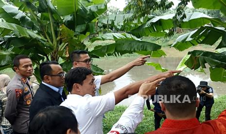 Rombongan Komisi III DPR RI meninjau kejadian tujuh jenazah yang ditemukan mengambang di Sungai Bekasi, Jatiasih, Kota Bekasi,  Jawa Barat pada Selasa (24/9/2024). 