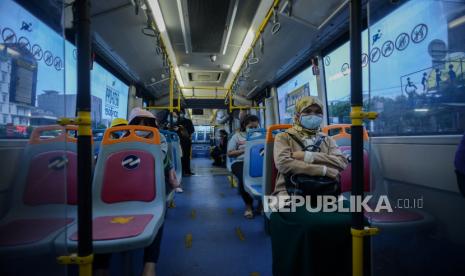 Penumpang menaiki bus Transjakarta. Akibat aksi massa penolakan UU Ciptaker, Kamis (8/10), sejumlah rute Transjakarta mengalami pengalihan atau perpendekan rute.