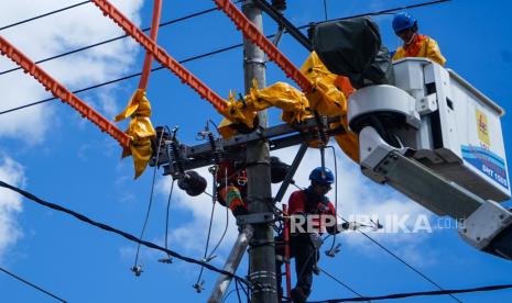 Pekerja melakukan perawatan jaringan listrik (ilustrasi). PT Perusahaan Listrik Negara (Persero) (PLN) telah merampungkan pembangunan Interkoneksi Sistem Kelistrikan dari Sulawesi Selatan (Sulsel) hingga Sulawesi Tenggara (Sultra).