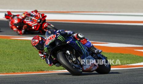 Pembalap Moto GP Fabio Quartararo (depan) dan Francesco Bagnaia (belakang) beraksi.