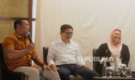 Putri Presiden ke-4 RI Abdurrahman Wahid atau Gus Dur, Yenny Wahid (kanan) bersama Ketua Tim Pemenangan Nasional (TPN) Ganjar-Mahfud, Arsjad Rasjid (tengah), Wakil Ketua TPN Ganjar-Mahfud, Andika Perkasa (kiri) berbincang saat deklarasi dukungan untuk bacapres Ganjar Pranowo dan bacawapres Mahfud MD di Jakarta, Jumat (27/10/2023). Yenny Wahid mengumumkan Barisan Kader (Barikade) Gus Dur resmi mendukung pasangan  Ganjar Pranowo-Mahfud MD di Pilpres 2024.