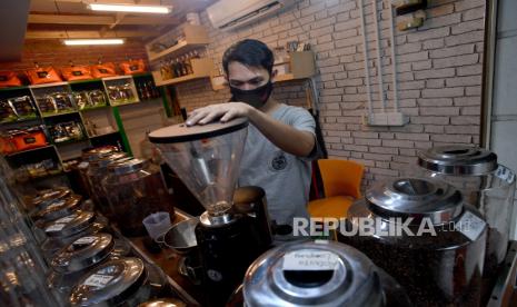 Barista. Sebanyak 60 warga Kediri mendapat kesempatan mengikuti pelatihan barista di LPK Progres Kota Kediri, Jawa Timur. Pelatihan berlangsung selama 20 hari mulai 11 November.