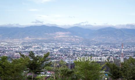 Suasana Kota Palu yang terpapar gas Sulfur Dioksida (SO2) dengan status berbahaya hingga sangat berbahaya di Palu, Sulawesi Tengah, Selasa (23/4/2024). Kantor Stasiun Pemantauan Atmosfer Global Lore Lindu Bariri Sulteng menyebutkan berdasarkan data pemantauan kualitas udara per 22 April 2024 terdapat lebih dari 301 mikrogram per meter kubik SO2 yang terpantau masuk wilayah Sulteng akibat erupsi Gunung Ruang di Sulut melalui sirkulasi angin dan sebarannya mencakup seluruh Sulteng dengan status sangat berbahaya di wilayah Kota Palu dan Donggala. 