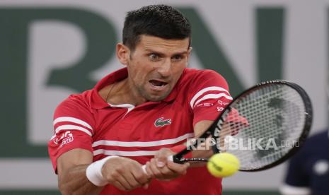  Petenis Serbia Novak Djokovic. Novak Djokovic pada Senin mengatasi ketakutan tersingkir lebih dini setelah mengalahkan petenis muda Inggris Jack Draper 4-6, 6-1, 6-2, 6-2 dan meneruskan langkahnya mengincar titel keenamnya di Wimbledon yang tahun lalu batal digelar karena pandemi.