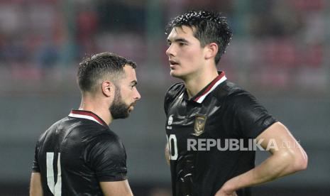 Pemain timnas Indonesia Jordi Amat (kiri) dan Elkan Baggot, dipastikan absen untuk laga melawan Vietnam. 