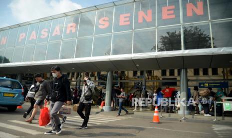 Sejumlah penumpang kereta berjalan setibanya di Stasiun Pasar Senen, Jakarta Pusat.