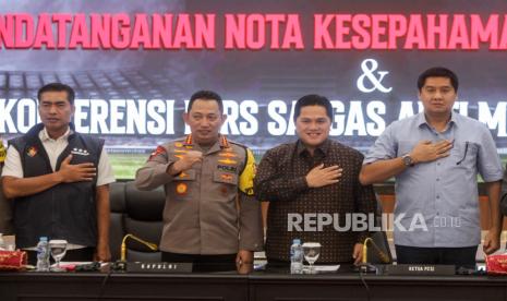 Kapolri Jenderal Listyo Sigit Prabowo (kedua kiri) bersama Ketua Umum PSSI Erick Thohir (kedua kanan), Kabareskrim Komjen Pol Wahyu Widada (kiri) dan Ketua Satgas Anti Mafia Bola Maruarar Sirait berfoto bersama usai konferensi pers kasus praktek match fixing dan perjudian online di Mabes Polri, Jakarta, Rabu, (13/12/2023). Polri bekerja sama dengan Satgas Anti Mafia Bola telah menangkap sebanyak 8 tersangka terkait pengaturan skor di Liga 2 dan 1 orang berinisial VW (60) yang berperan pemberi suap saat ini berstatus DPO, sebelumnya PSSI dan Kapolri telah menandatangani nota kesepahaman untuk pengamanan kompetisi sepak bola tanah air.