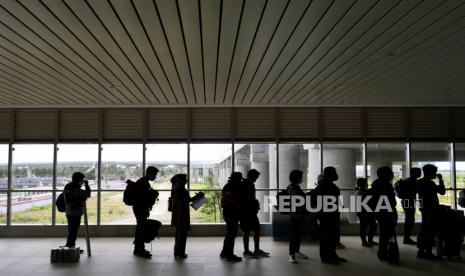 Penumpang antre di bandara (ilustrasi). Kota Malang mengalami deflasi 0,01 persen dengan penurunan harga tiket pesawat menjadi penyumbangnya.