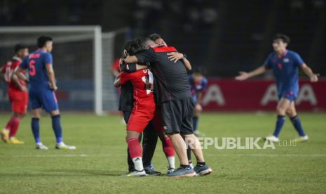 Para pemain dan ofisial timnas Indonesia U-22 meluapkan kegembiraan usai meraih medali emas sepak bola SEA Games 2023 Kamboja.