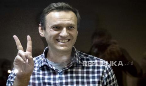  Tokoh oposisi Rusia, Alexei Navalny, tersenyum seraya di belakang panel kaca di Pengadilan Distrik Babuskinsky di Moskow, Rusia, pada 20 Februari 2021. Navalny meninggal dunia di penjara dalam usia 4