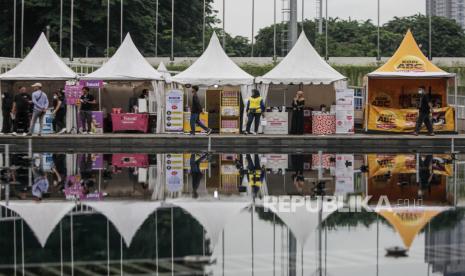 Pengunjung berjalan di dekat stan UMKM saat Djakarta Ramadhan Fair 2024 di Lapangan Banteng, Jakarta, Jumat (15/3/2024). Djakarta Ramadhan Fair 2024 tersebut berisi bazar UMKM, pasar kuliner Ramadhan dan menampilkan kesenian daerah yang berlangsung hingga 20 Maret 2024.