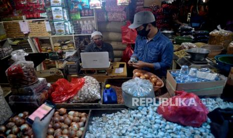 Pedagang bumbu masak mempersiapkan dagangan yang di jual secara daring di Pasar Induk Kramat Jati, Jakarta. ilustrasi .Prayogi/Republika