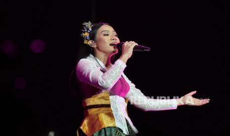 Penyanyi Yura Yunita membawakan lagu saat tampil dalam ajang BNI Java Jazz Festival 2022 di JIExpo Kemayoran, Jakarta, Ahad (29/5/2022). Dalam penampilannya Yura membawakan sejumlah lagu diantaranya Tutur Batin, Tenang dan Harus Bahagia.