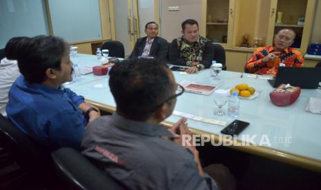 Direktur Utama Bank Riau Kepri (BRK) Syariah Andi Buchari (kanan) menyampaikan paparan saat berkunjung ke kantor Republika, Jakarta, Senin (21/11/2022). Kunjungan tersebut dilakukan dalam rangka silaturahmi sekaligus membahas strategi bisnis perusahaan kedepan setelah selesainya proses konversi Bank Riau Kepri (BRK) menjadi Bank Riau Kepri (BRK) Syariah. Republika/Prayogi