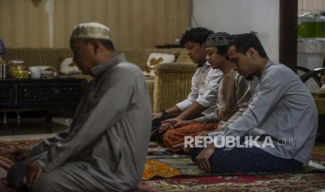 Shalat Idul Fitri di rumah. (Ilustrasi).