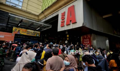 Warga mengantre untuk berbelanja di Pasar Tanah Abang Blok A, Jakarta Pusat, Ahad (2/5). Pada H-10 menjelang Hari Raya Idul Fitri 1442 Hijriah kawasan tersebut mulai dipadati warga untuk berbelanja berbagai kebutuhan lebaran, guna mengantisipasi kepadatan petugas mengatur keluar masuk pengunjung. Republika/Thoudy Badai