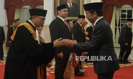 Presiden Joko Widodo memberikan ucapan selamat kepada Wakil Ketua Mahkamah Agung bidang yudisial Sunarto seusai acara pelantikan di Istana Negara, Jakarta, Senin (3/4/2023). Presiden Jokowi juga melantik Dito Ariotedjo sebagai Menpora dan Rycko Amelza Dahniel menjadi Kepala BNPT.