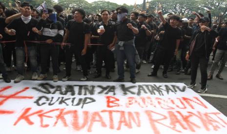 Mahasiswa dari berbagai elemen yang tergabung dalam Badan Eksekutif Mahasiswa (BEM) Malang Raya membawa spanduk saat melakukan aksi di depan Gedung DPRD Kota Malang, Jawa Timur, Selasa (18/2/2025). Aksi tersebut untuk menuntut perhatian pada anggaran pendidikan dan kesehatan. ANTARA FOTO/Ari Bowo Sucipto/foc.