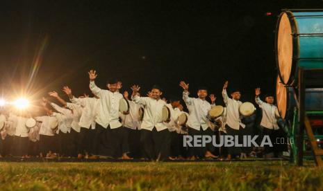 Pemain rebana menampilkan atraksi pada perayaan Hari Jadi Banyuwangi ke-252 di Taman Blambangan, Banyuwangi, Jawa Timur, Senin (18/12/2023). Pagelaran yang dihadiri ribuan warga itu diisi dengan ceramah agama oleh Ustaz Das