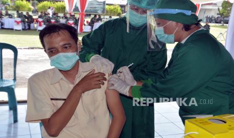 Petugas kesehatan melakukan simulasi penyuntikan vaksin Covid-19 di lingkungan Kodam IX Udayana, Denpasar, Bali, Kamis (10/12/2020). Simulasi tersebut digelar sebagai persiapan vaksinasi Covid-19 yang rencananya digelar pada Januari 2021. 