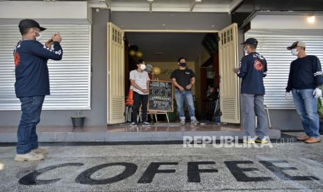 Relawan COVID-19 dari Rumah Sakit Umum Daerah (RSUD) Dr Slamet Garut melakukan pengecekan fasilitas protokol kesehatan di cafe kawasan Tarogong Kidul, Kabupaten Garut, Jawa Barat, Kamis (17/9/2020). Pemerintah Kabupaten Garut membentuk 600 relawan dari Aparatur Sipil Negara (ASN) untuk sosialisasi protokol kesehatan di tempat publik guna memutus rantai penyebaran COVID-19. 