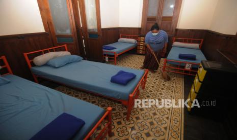 Pekerja membersihkan ruang tidur di tempat isolasi terpusat, Laweyan, Solo, Jawa Tengah, Rabu (24/11/2021). Pemerintah Kota Solo mempersiapkan tempat isolasi terpusat untuk anak jika ditemukan kasus COVID-19 pelajar saat pelaksanaan pembelajaran tatap muka serta kesiapan pemberlakukan pembatasan kegiatan masyarakat Level 3 di wilayah Solo pada bulan Desember mendatang. 